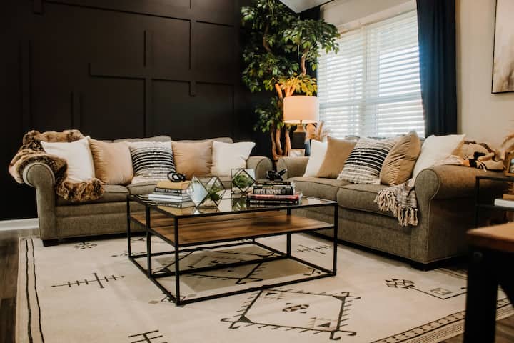 ห้องนั่งเล่นขนาดใหญ่และกว้างขวางได้รับการออกแบบอย่างมืออาชีพโดยคำนึงถึงสไตล์ความสะดวกสบายและการใช้งาน! โซฟามีเตียงพับขนาดควีนไซส์ ปลั๊กไฟขนาดใหญ่พร้อมช่องเสียบ USB และปลั๊กพอร์ต USB-C อยู่บนโต๊ะปลายแต่ละโต๊ะเพื่อความสะดวกในการชาร์จอุปกรณ์อิเล็กทรอนิกส์!