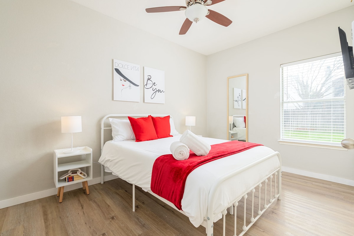 Chumba cha kulala cha pili na TV na kioo cha urefu kamili!