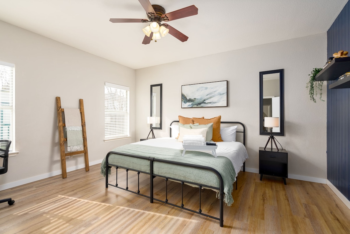 Master Bedroom na TV,  Desk, na vioo viwili vya urefu kamili!