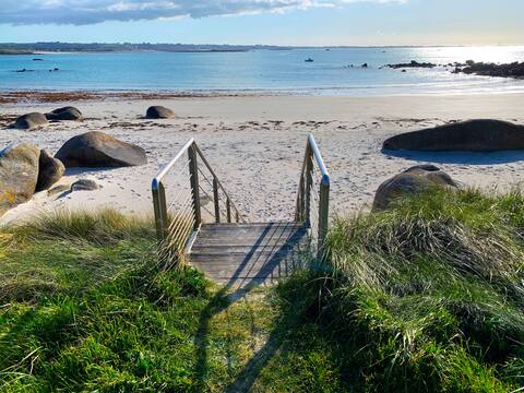 House "with your feet in the water" sea view/beach access