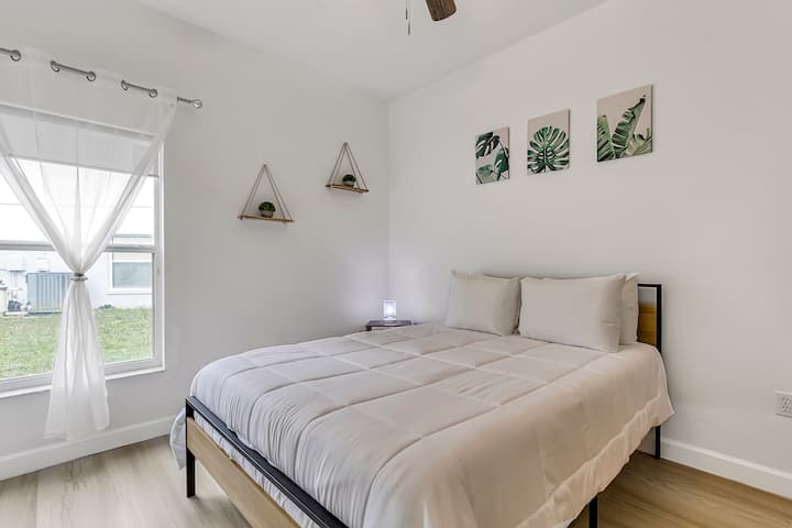 Დაბლა მინიმალისტური დედოფლის საძინებელი!