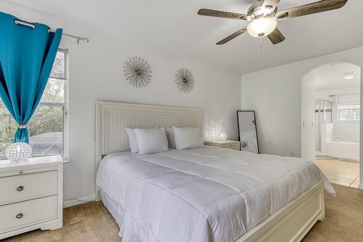 Ზემოთ მდებარე მთავარი საძინებელი