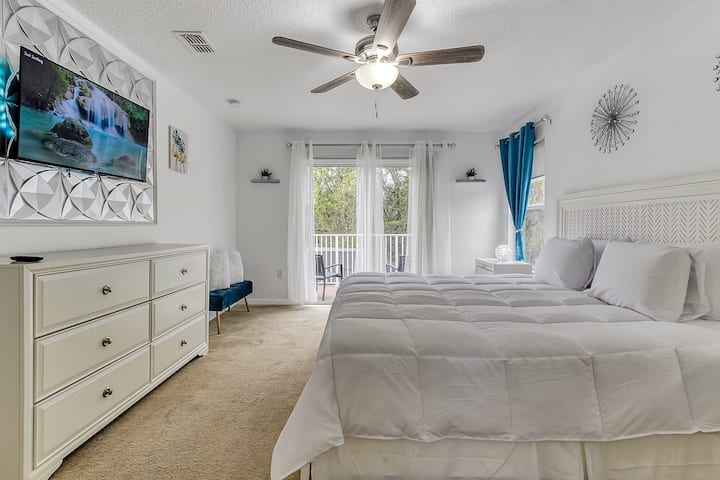 Მთავარი საწოლი ოთახი აივნით, რომელიც აუზს გადაჰყურებს