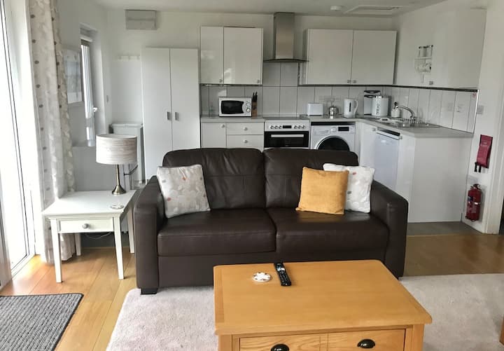 منطقة معيشة مفتوحة مشرقة وواسعة