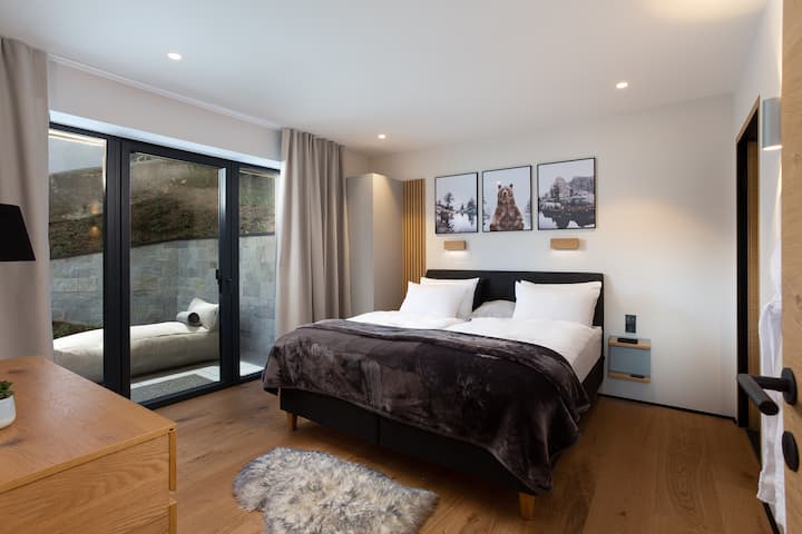 غرفة النوم 1، مع تراس خاص بها.