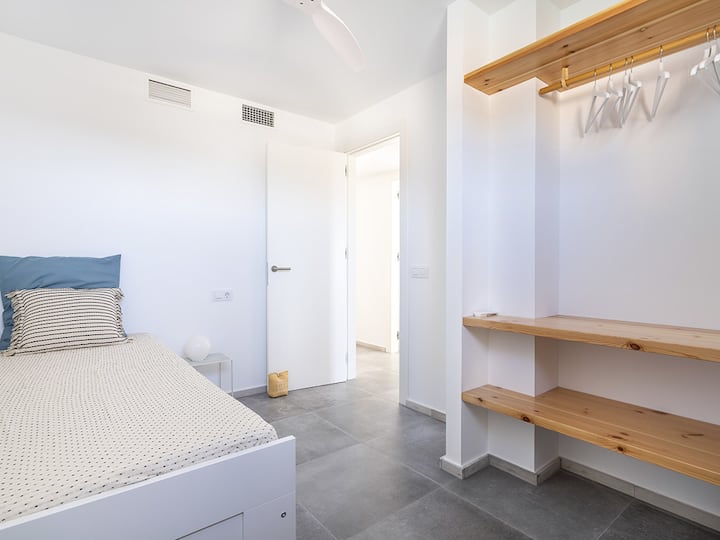 Მე-3 ოთახი დასაწოლი საწოლით.