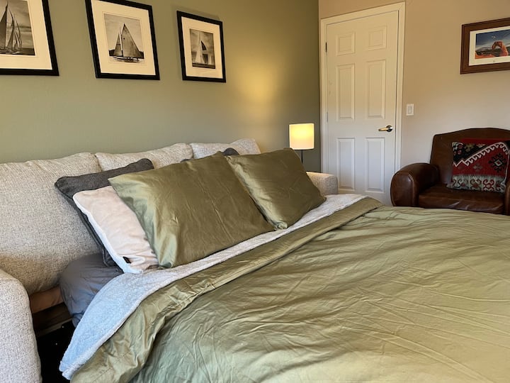 ספה זוגית זוגית חדשה בחדר השינה בקומה התחתונה.