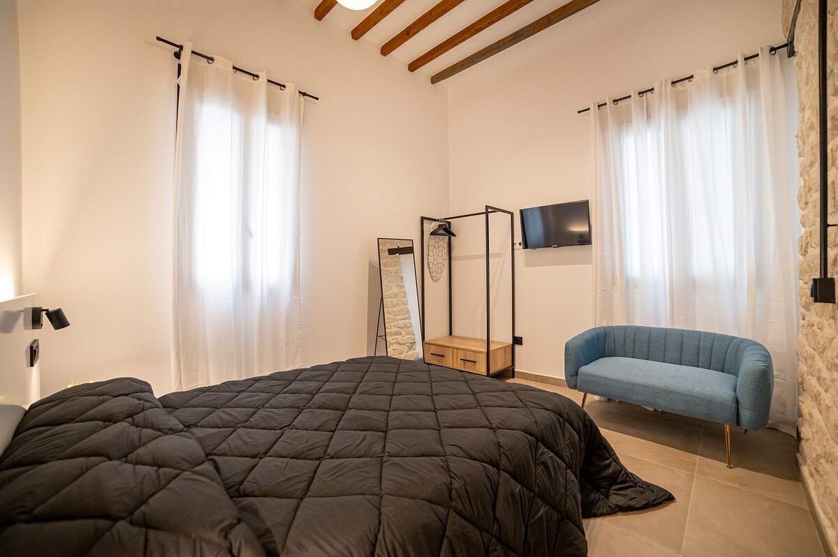 เตียงคู่ขนาด 1.50 ตู้เสื้อผ้าเก้าอี้นวมกระจกทีวีในห้องและสิ่งอำนวยความสะดวกครบครันสำหรับการเข้าพักสุดหรู