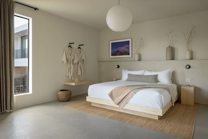 Zen Downtown 2 Bedroom Hideaway with Hotel Perks - Hotels for Rent
