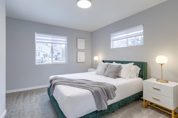 Chumba cha kulala cha ghorofa ya 2. Kitanda cha malkia. Memory povu nusu godoro imara. 