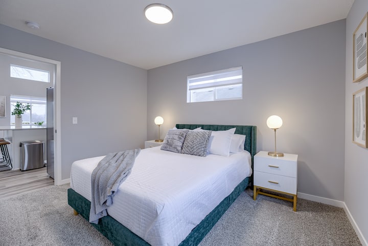 Chumba cha kulala cha ghorofa ya 2. Kitanda cha malkia. Memory povu nusu godoro imara. 