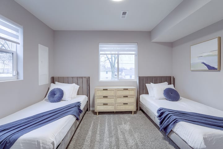 Chumba cha kulala cha sakafu kuu. Vitanda pacha vya 2 na godoro la povu la kumbukumbu. 