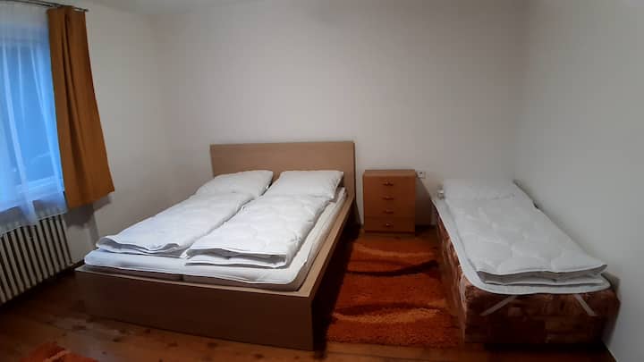 غرفة النوم 2. يمكن أن تسع 4 أشخاص بالغين في غرفة النوم هذه. سرير متوسط الحجم وسرير واحد.