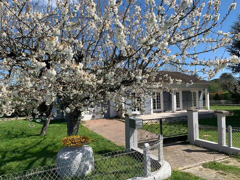 Eymet: The Little White House