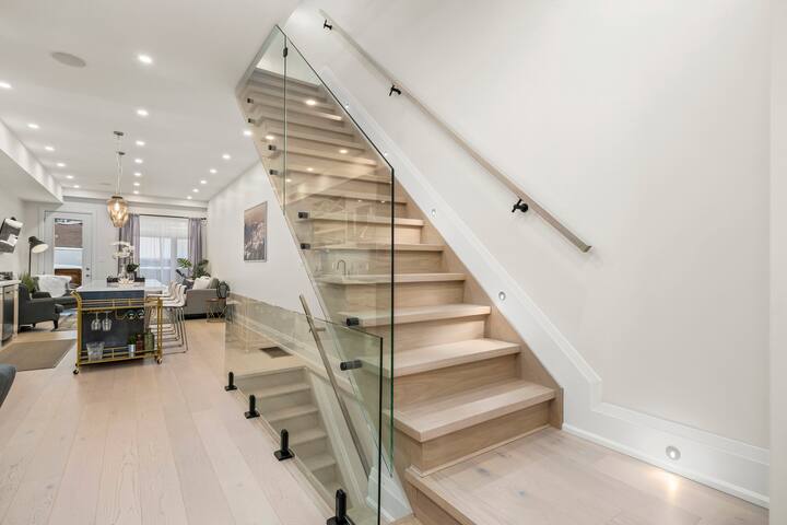 Long Term Rental – Spacious Home w/ Free Parking! gallery image 4