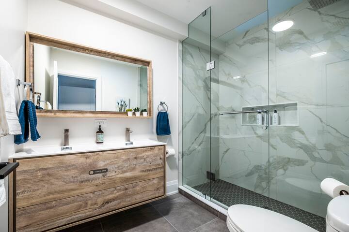 Long Term Rental – Spacious Home w/ Free Parking! gallery image 3