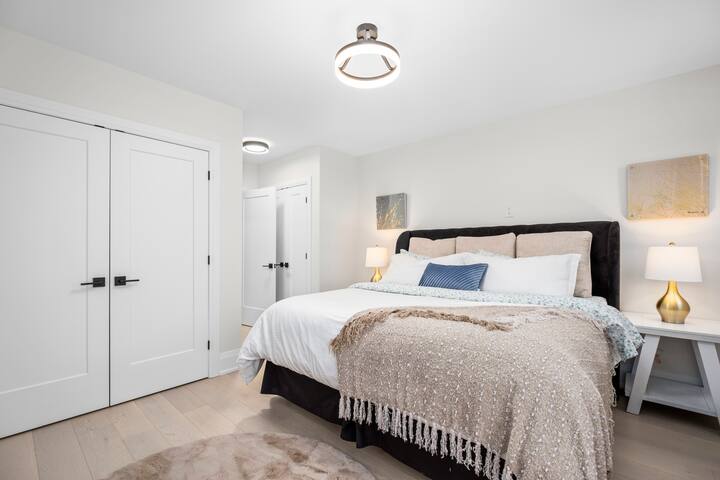 Long Term Rental – Spacious Home w/ Free Parking! gallery image 2