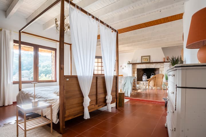 Главен апартамент с кът за спане, всекидневна и офис, както и директен достъп до банята и външната част.