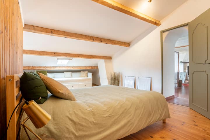 Стая с двойно легло и разтегателно легло 2 места.
Налични са кът за игра за деца и легло с чадър.