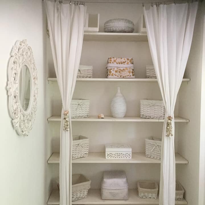 رف ديكور وخزانة ملابس مجاورة في سرير غرفة النوم 140