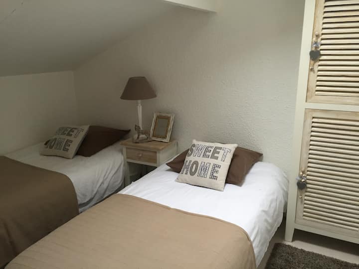 غرفة نوم 2 سرير في 90 + التخزين