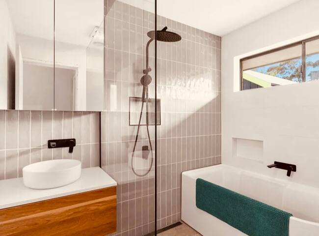 Low-key Lonny Lifestyle gallery image 3