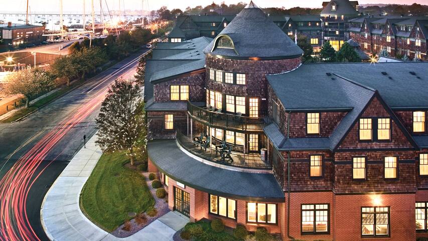 Gorgeous Condo w/ Indoor Pool in Downtown Newport gallery image 2