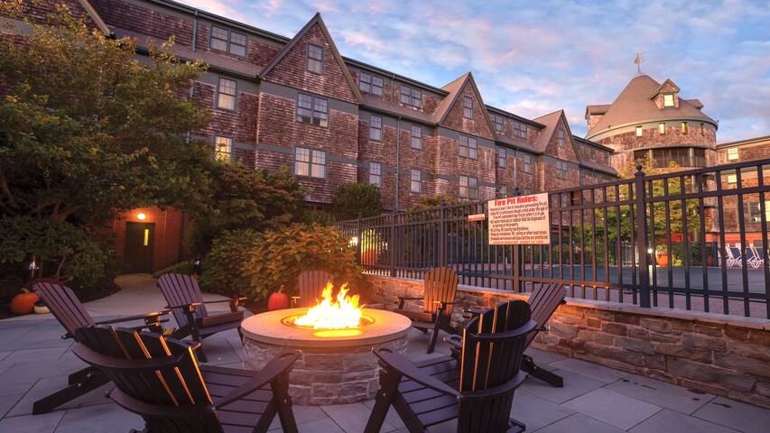 Gorgeous Condo w/ Indoor Pool in Downtown Newport gallery image 4