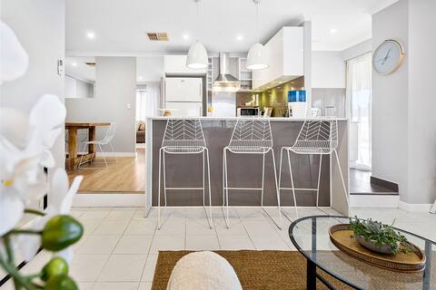 Family-Friendly 4BR Home with Large Yard & Sandpit