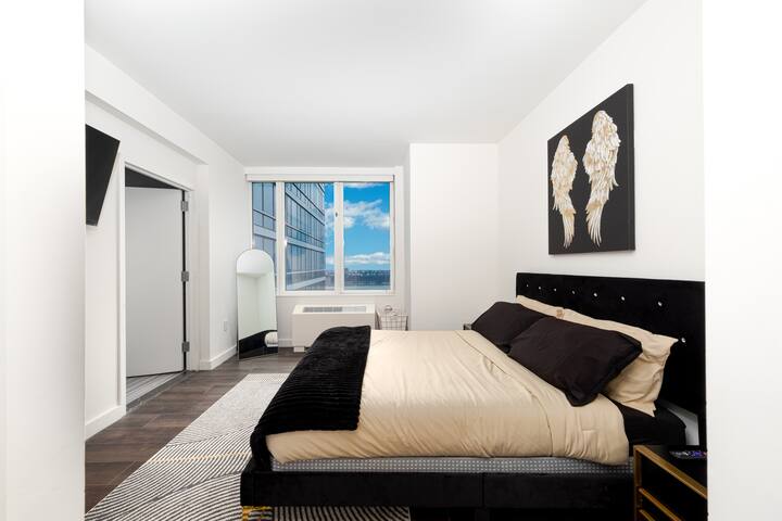 Lavishly styled 2 bedroom High-Rise Apartment gallery image 5