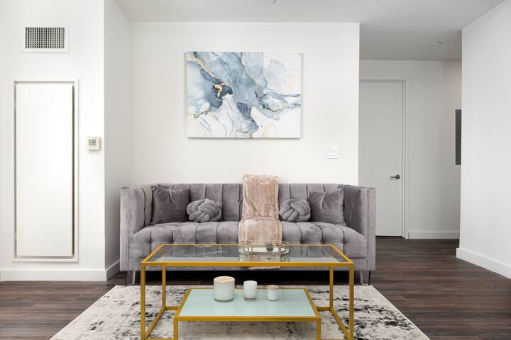 Lavishly styled 2 bedroom High-Rise Apartment gallery image 2