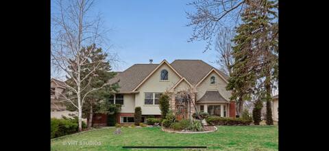 25 min from both airports and downtown