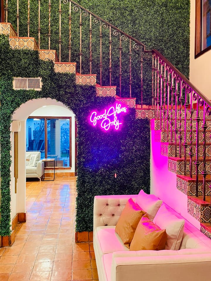 Jaw kuacha mlango! Usanifu mzuri. Pumzika na upumzike katika sehemu hii nzuri ya kijamii! Inafaa kwa picha za selfi na Instagram!