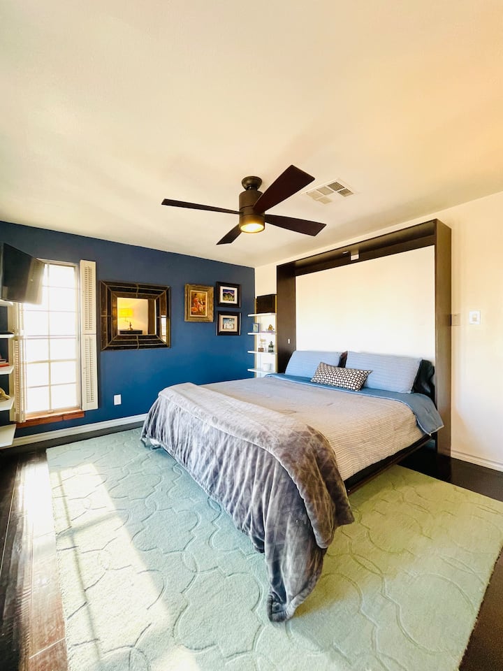 Chumba cha kulala cha pili na chumba cha kulala cha Mfalme na maoni ya kushangaza na milango ya kuteleza ambayo inaongoza kwenye roshani!