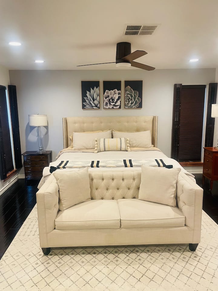 Pumzika mifupa yako kwenye kitanda hiki cha starehe cha ukubwa wa mfalme! Chumba cha kulala cha Master na bafu kubwa na kabati kuu. 