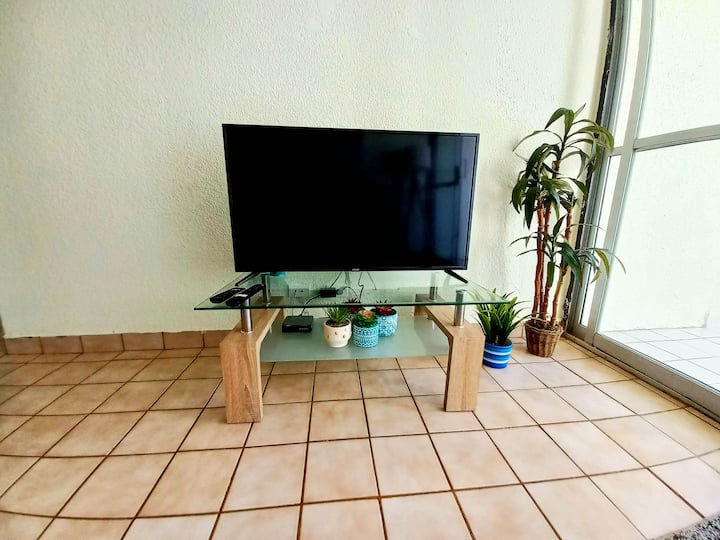 יש טלוויזיה חכמה 43אינץ 'עם נטפליקס ויוטיוב כדי ליהנות מהתוכניות האהובות עליכם עם הסאונד המרגיע של גלי האוקיינוס ברקע.