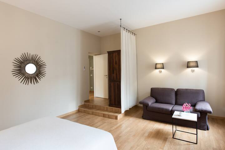 Elegant 2 bedroom w/canal views gallery image 2