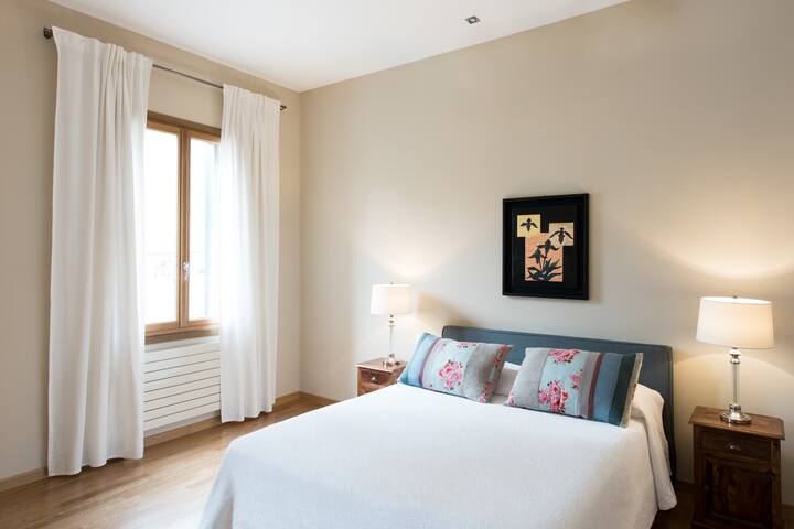 Elegant 2 bedroom w/canal views gallery image 4