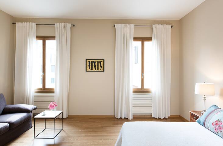 Elegant 2 bedroom w/canal views