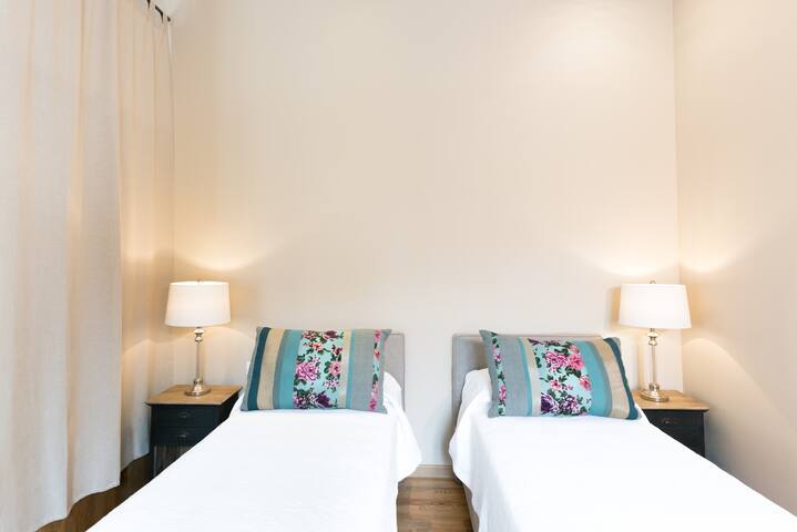 Elegant 2 bedroom w/canal views gallery image 5