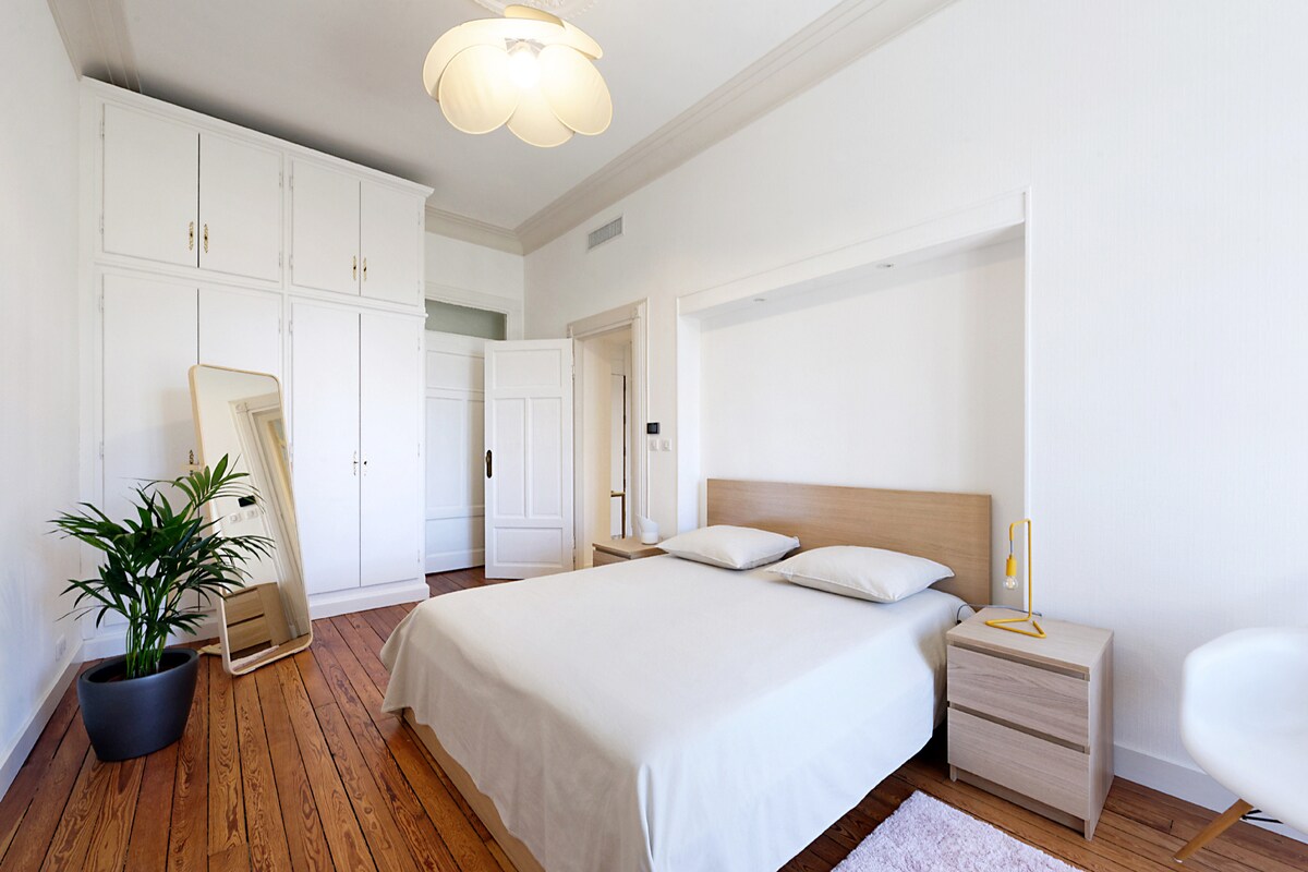 A view from the room. We wanted it to be clean so you feel good. 

A very large closet at the back left will allow you to store all your belongings.

The mirror is there to refine your look before you go for a walk.