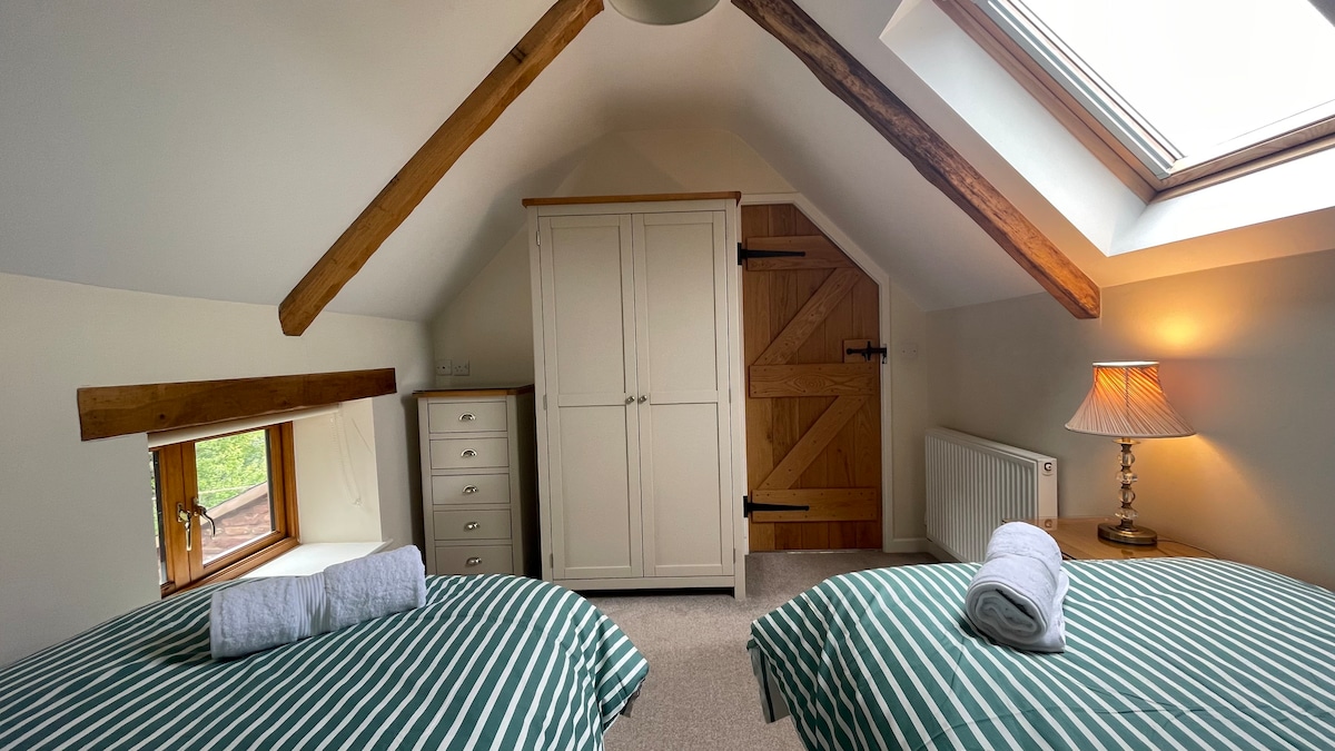 Chumba cha kulala chenye hewa safi na angavu chenye nafasi kubwa na hifadhi.