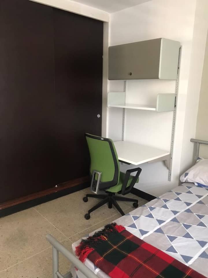 Auxiliary bedroom 2 with double bed, TV, closet and desk with chair