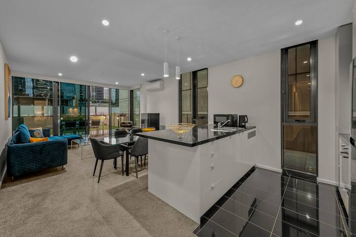 Exclusive Stays – Southbank Podium II gallery image 5