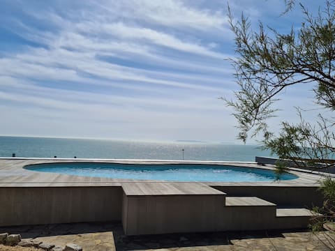 Seafront House - Pool, Hot tub, Games room, Fire