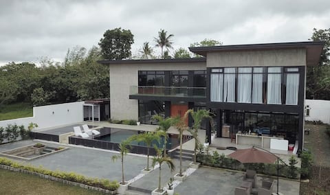 The Idilico Silang Luxurious Villa near Tagaytay