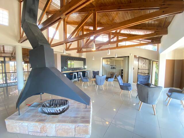 Somerset Retreat & Theatre Suite 1 gallery image 3