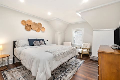 Bright & Cozy Entire Apt | Your New England Hub