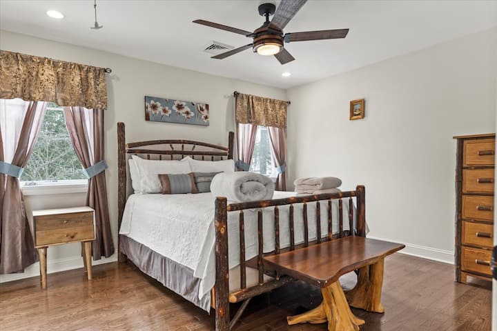 غرفة نوم بسرير بحجم كبير في الطابق العلوي