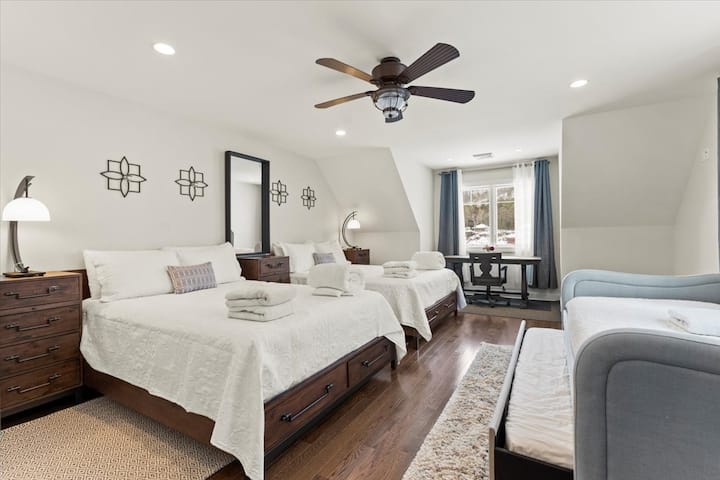 الطابق العلوي، سريران كاملان، سرير مزدوج مع سرير مزدوج